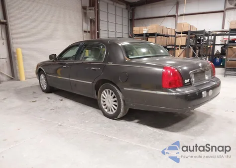 2005 Lincoln Town Car Signature Limited from USA, damaged, VIN 1LNHM82W85Y624625